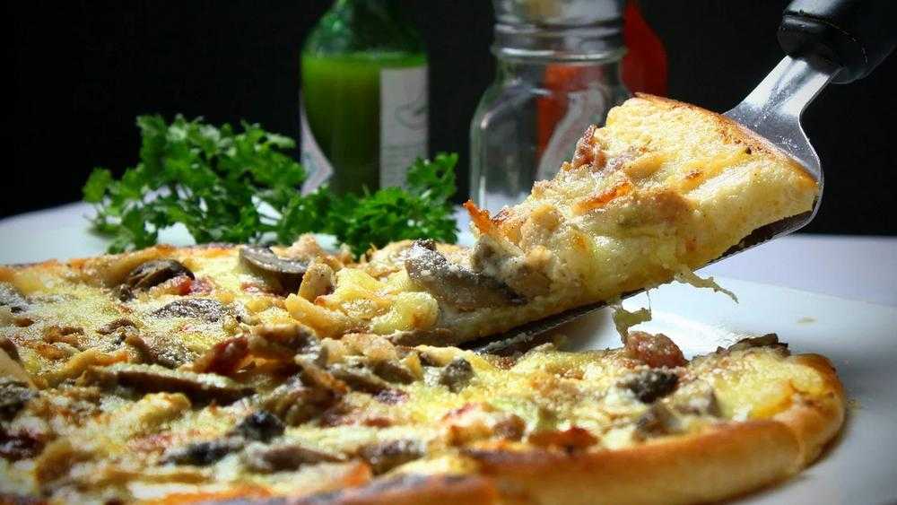 Брянского предпринимателя наказали за рекламу красивой пиццы на автомобиле