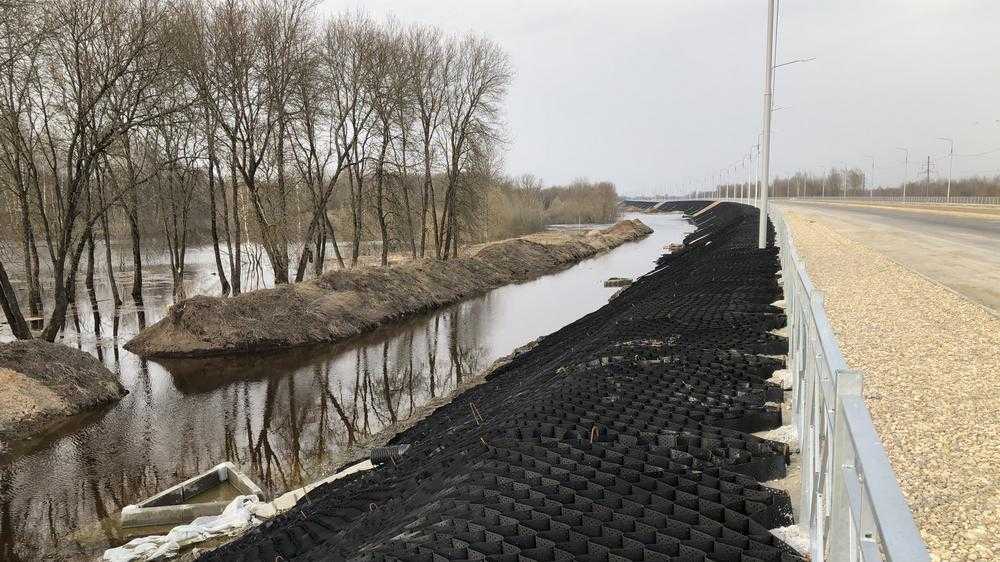 В Брянске новая дорога-дамба выдержала испытание первым разливом рек
