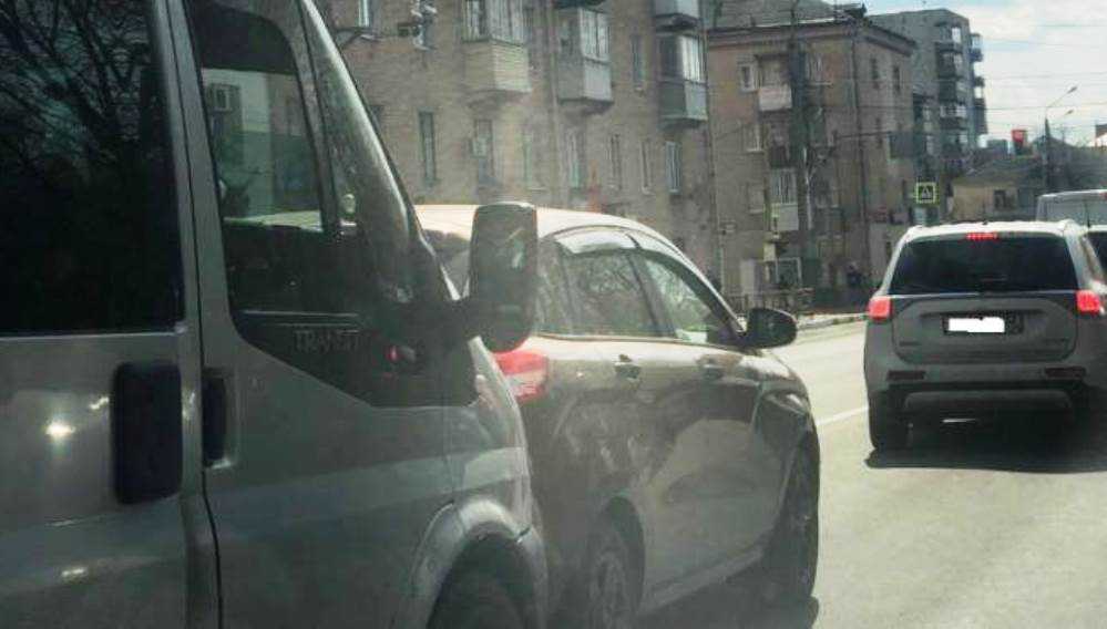 В Брянске на улице Никитина образовалась пробка из-за ДТП с маршруткой