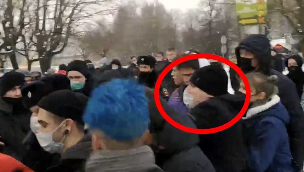 В Брянске мужчину осудили за нападение на полицейского на митинге 23 января