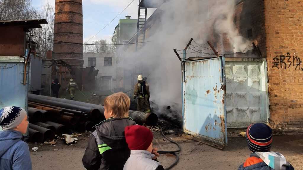 В Брянске потушили крупный пожар в котельной Фокинского района
