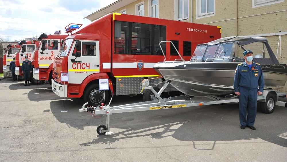 Брянские спасатели получили новые пожарные автомобили и катер