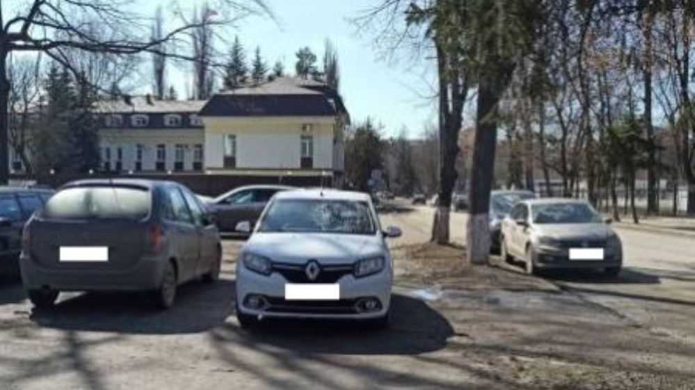 В Брянске водителя иномарки оштрафовали за стоянку на тротуаре