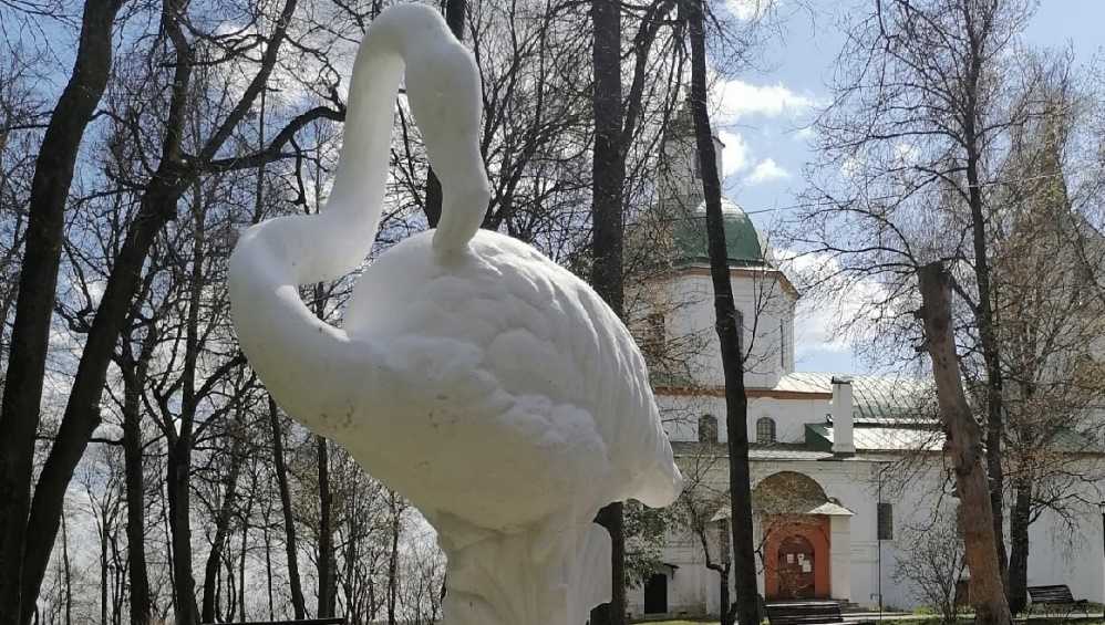 В Трубчевском городском парке установили скульптуру белого фламинго