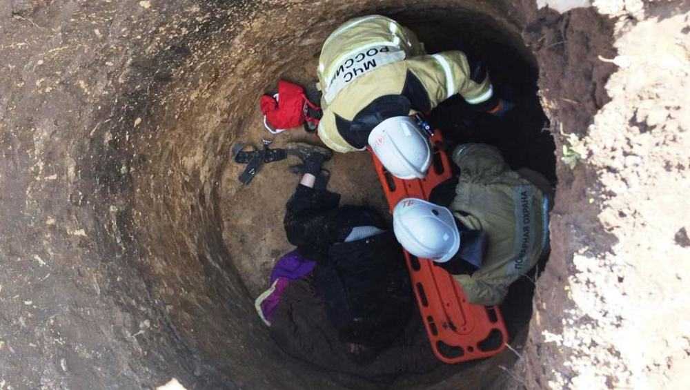 Брянский спасатели подняли из 4-метровой ямы упавшего туда мужчину