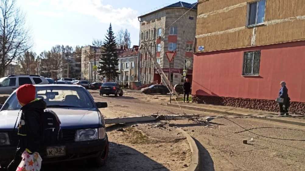 В Фокинском районе Брянска возле школы № 36 рухнул столб