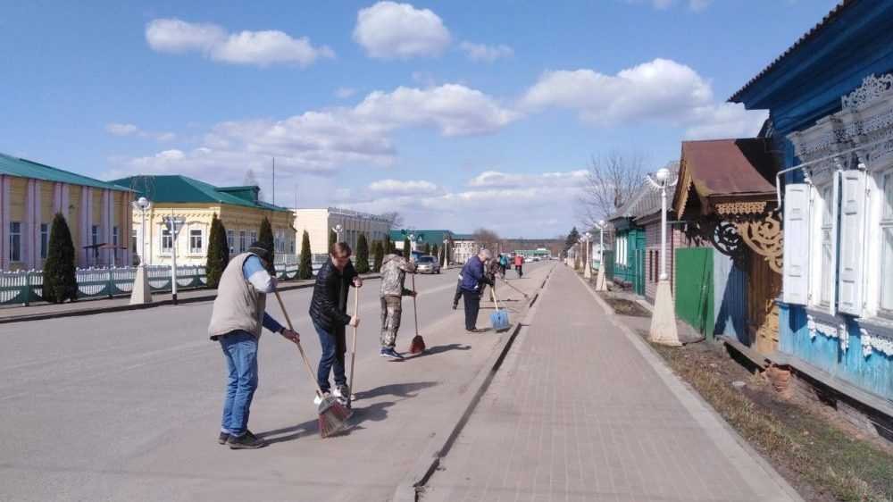 В Брянской области полным ходом идет работа по уборке территорий населенных пунктов