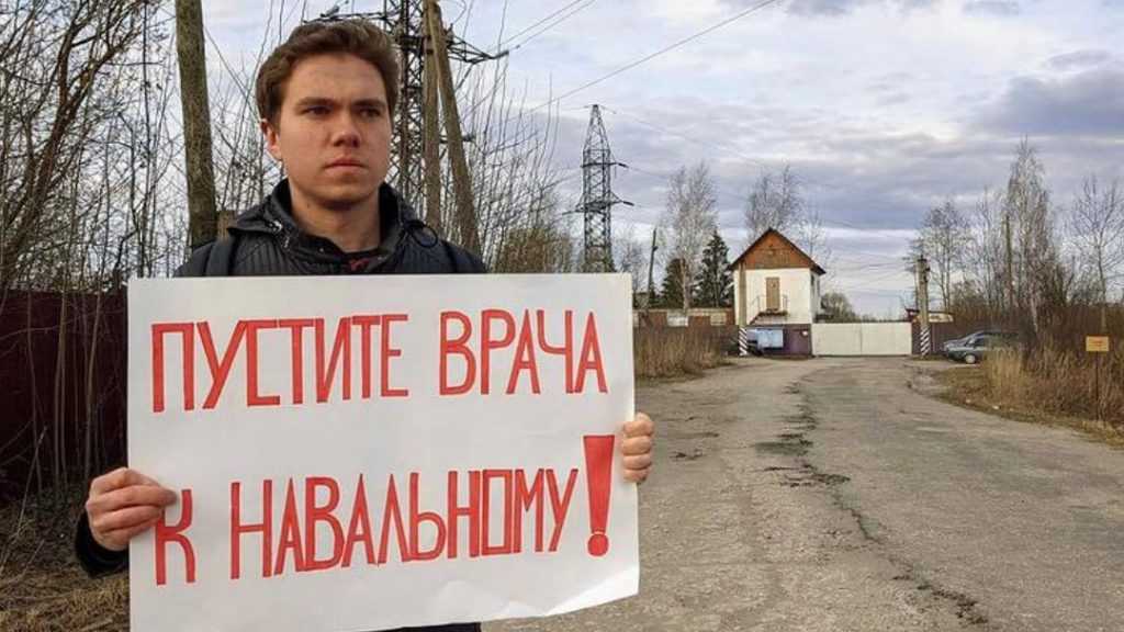 Брянского поклонника «голодающего» Навального задержали за незаконную акцию