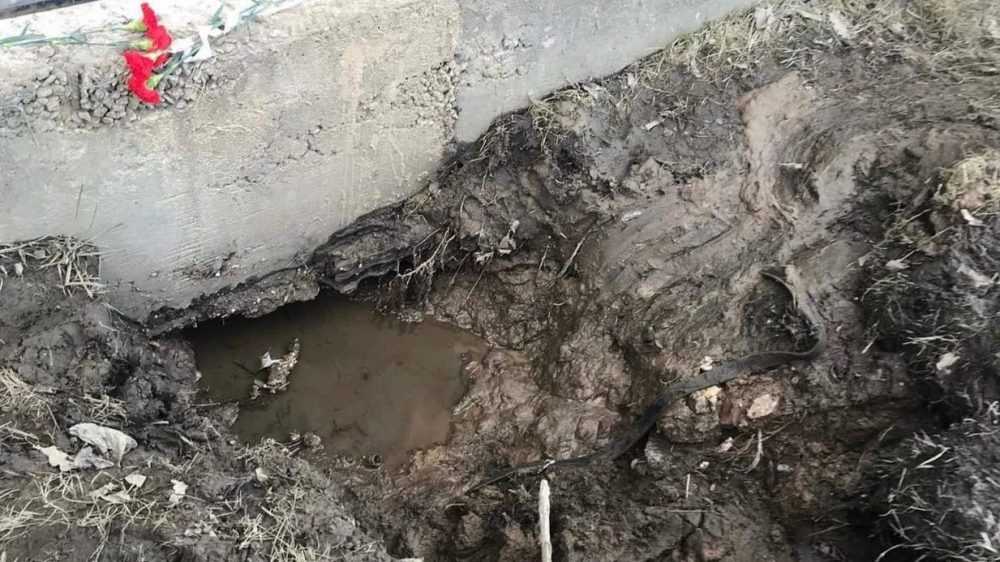 В Брянске на Карачиже 49-летний мужчина утонул в яме с грязью