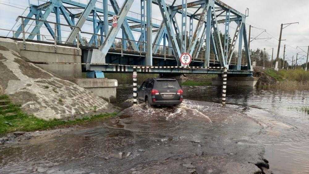 В Брянске из-за сильного дождя затопило дорогу в поселок Ходаринка