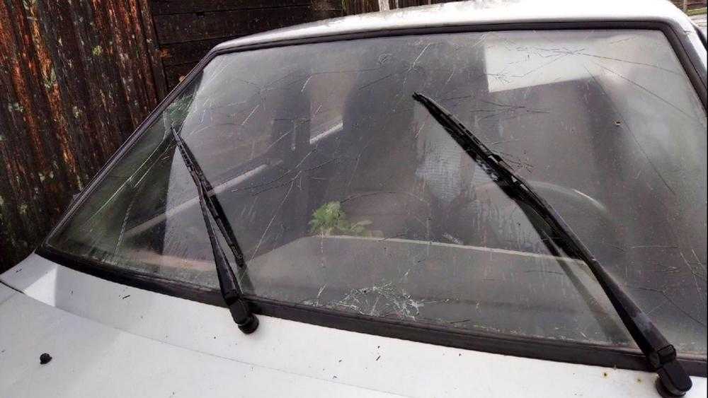 В Жуковке Брянской области крупный град повредил автомобили и пробил крыши