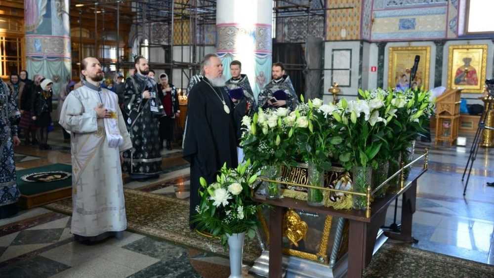 Брянский митрополит совершил вечерню и литургию в Кафедральном соборе