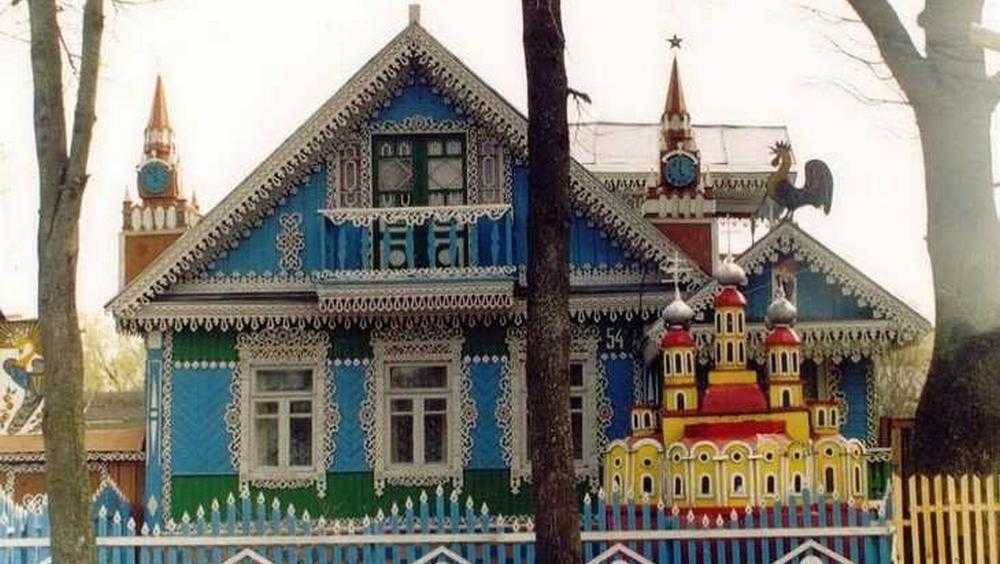 В Брянске знаменитый дом на улице Чичерина лишился Кремля и Спасских башен