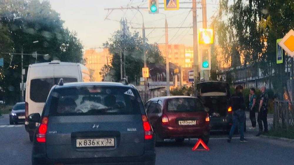 В Бежицком районе Брянска перед светофором столкнулись два автомобиля