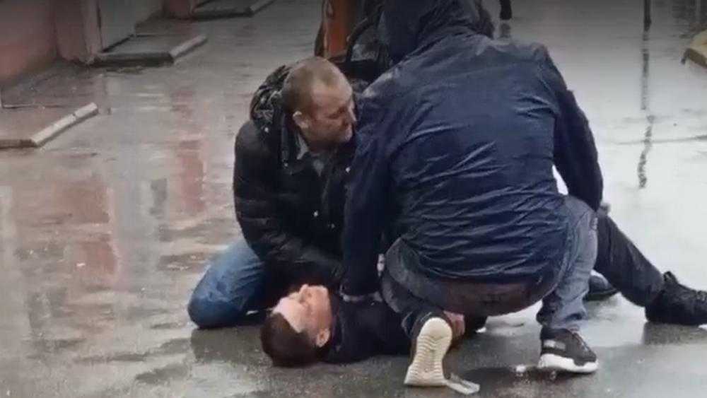 В Брянске задержанного прохожими мужчину с топором и ножом забрала полиция