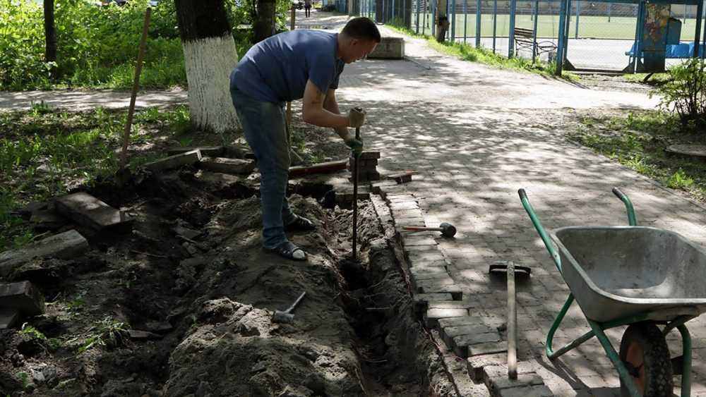 В Советском районе Брянска продолжили обновлять сквер Энергетиков