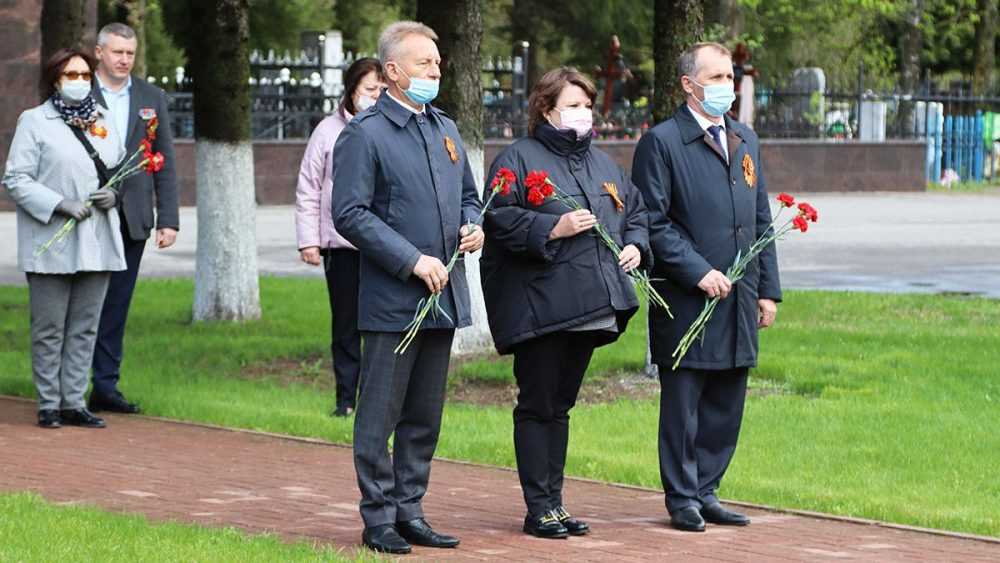 Руководители Брянска возложили 9 Мая цветы к воинским мемориалам