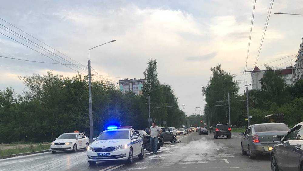 В Брянске на улице Крахмалева произошло серьезное ДТП с двумя машинами