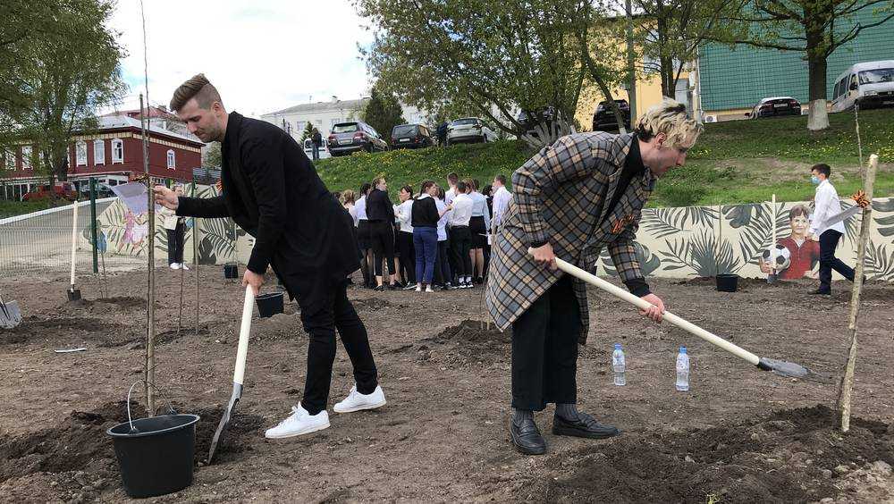 Брянские художники сменили кисти на лопаты и посадили свои яблони