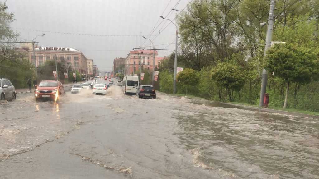 Проспект Ленина в Брянске на время превратился в бурную реку