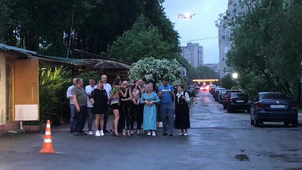 В Брянске играть свадьбы и праздновать дни рождения стали с квадрокоптерами