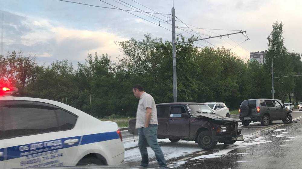 В Брянске на улице Крахмалева произошло серьезное ДТП с двумя машинами