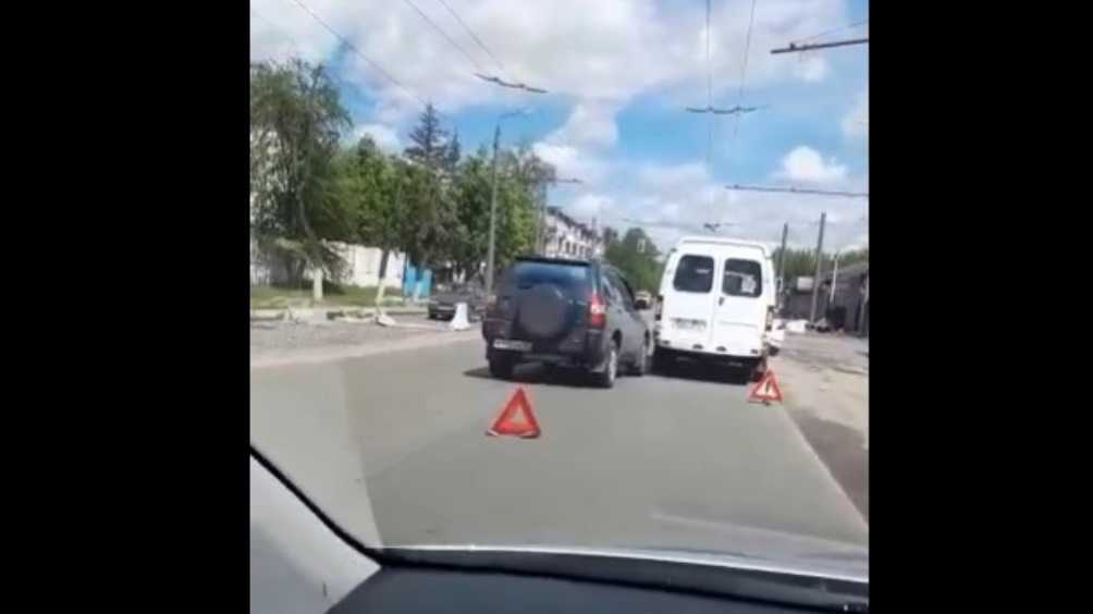 В Брянске на улице Ульянова столкнулись маршрутка и легковой автомобиль