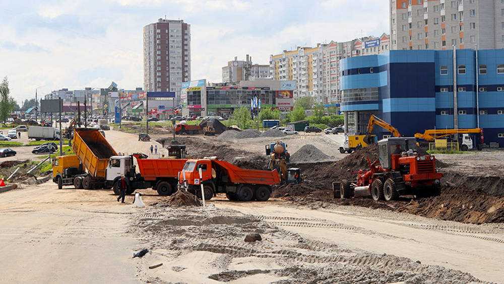 В Брянске на расширение дороги на Объездной улице вывели десятки рабочих