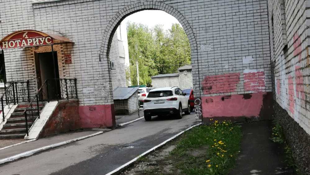Жители Брянска призвали наказать перегородившего выезд из двора водителя