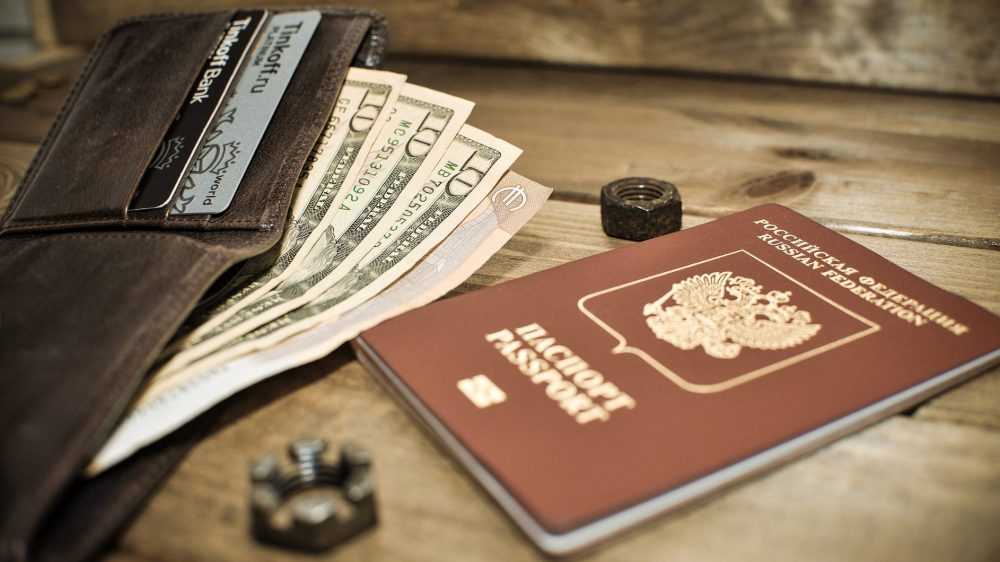 Россияне смогут снимать деньги с чужих банковских карт