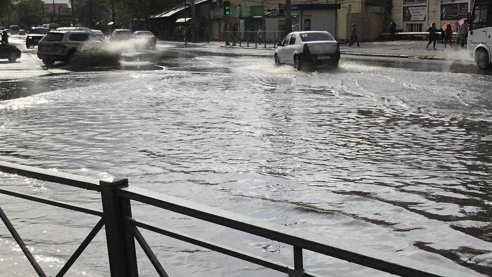 В Брянске после дождей море возле Бежицкого рынка разлилось на сотню метров