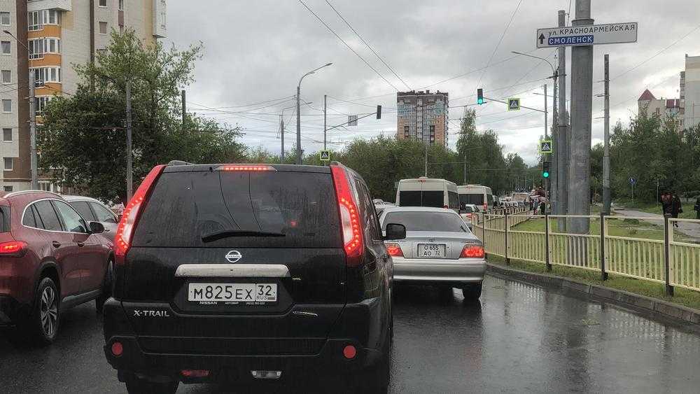 В Брянске из-за ремонта на Объездной возникла пробка на улице Крахмалева