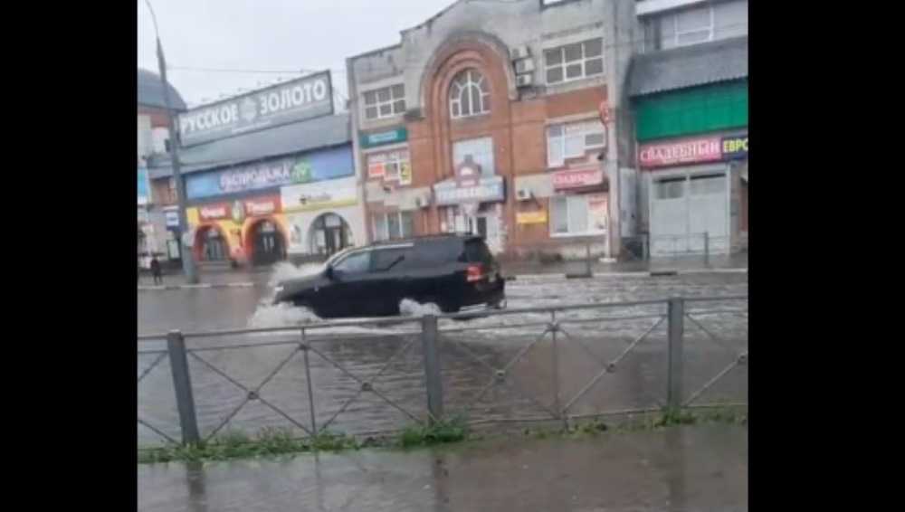 В Брянске возле Бежицкого рынка после ливня затопило дорогу