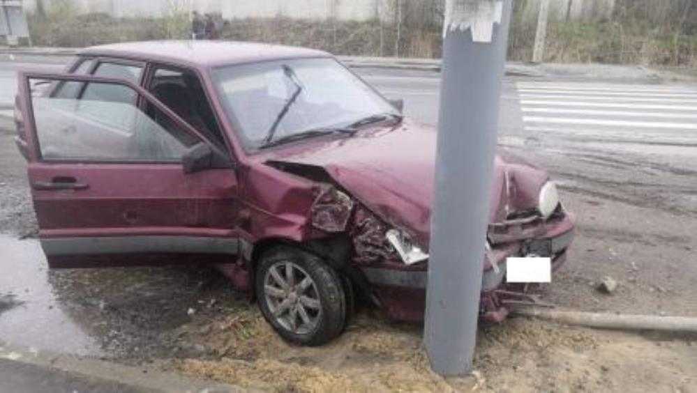 В Брянске пьяный водитель ВАЗ врезался в столб после гонок с полицией