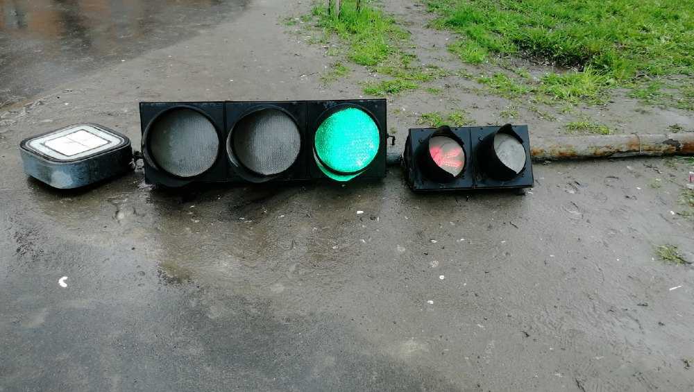 В Брянске ВАЗ-2107 протаранил светофор возле «Лития»