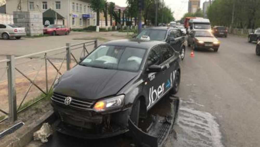 В Брянске пассажир такси разбил лоб при столкновении двух легковушек