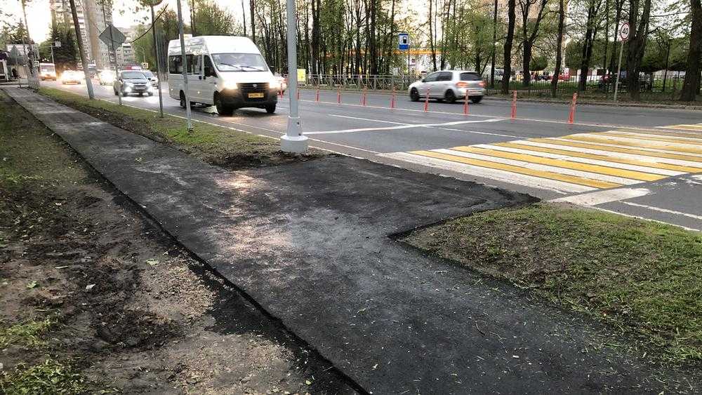 В Брянске у гипермаркета «Линия» построили тротуары к новому переходу