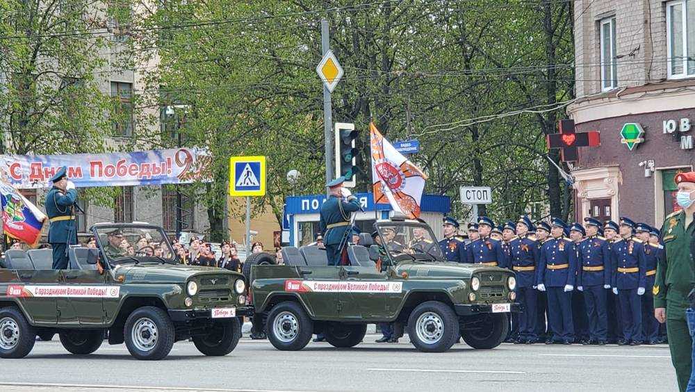 В Брянске 9 мая на площади Ленина начался парад в честь Дня Победы