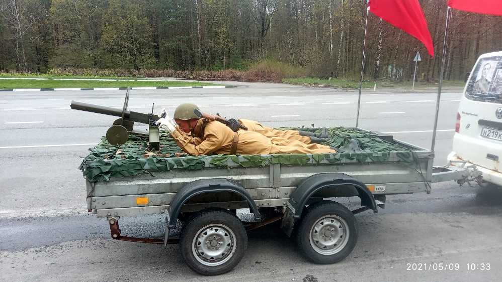 Житель Брянска в честь Дня Победы переделал прицеп в тачанку с пулемётом