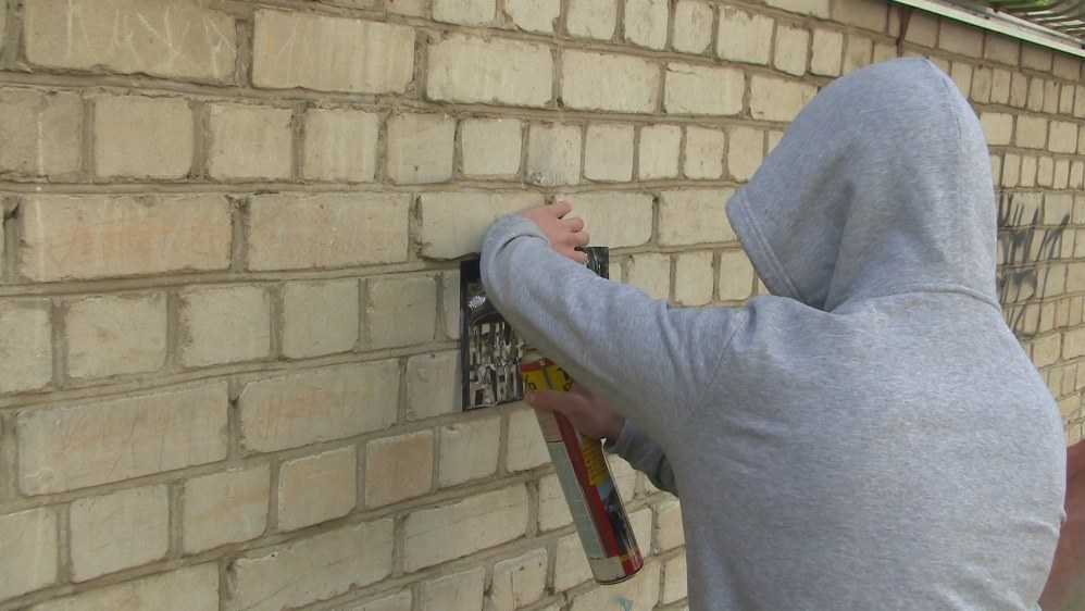 В Брянске коммунальщикам велели очистить фасады домов от рекламы наркотиков