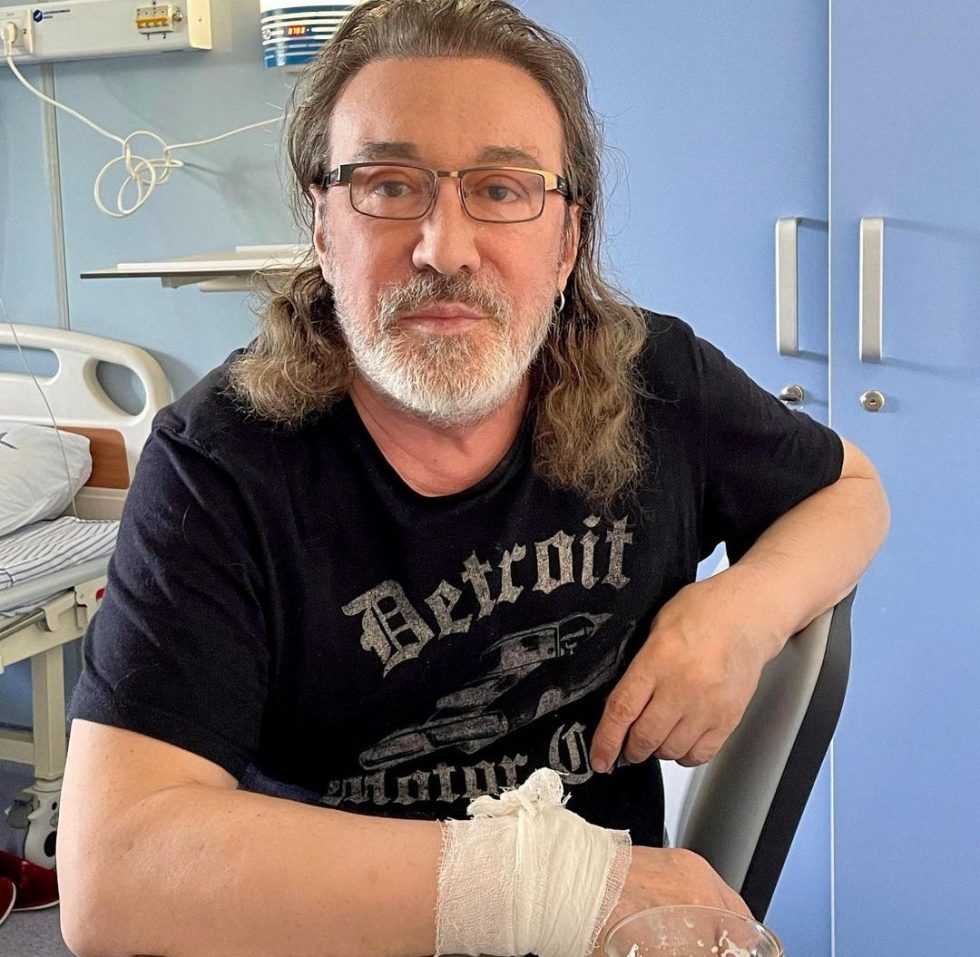 Привившийся музыкант Владимир Кузьмин попал в госпиталь из-за коронавируса