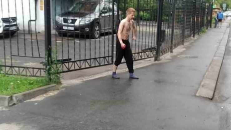 В Брянске на улице Дуки 18-летний парень напал на детей и дедушку