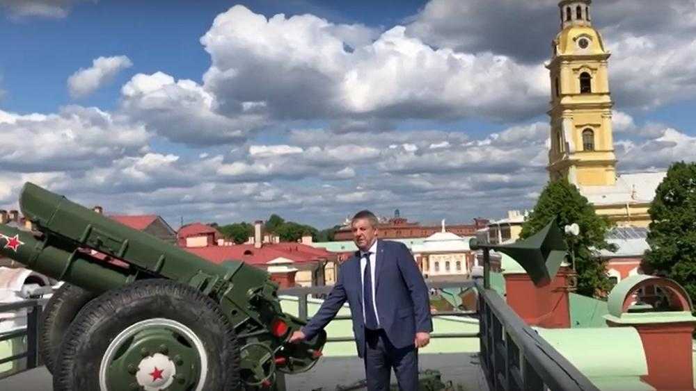 Брянский губернатор Богомаз выстрелил из пушки Петропавловской крепости