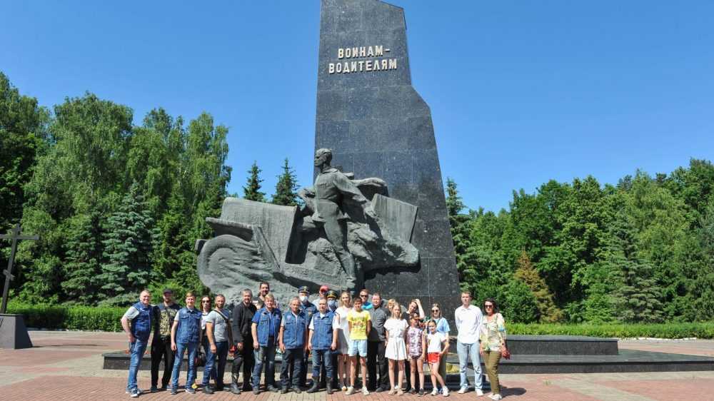 Участники мотопробега «Москва-Брест» побывали в Брянске и поехали с топорм в Белоруссию