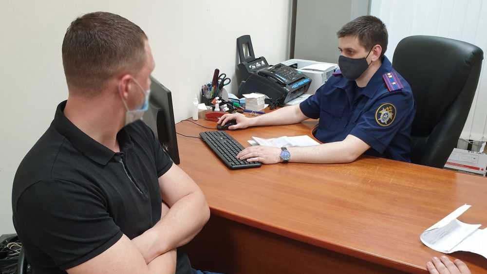 Полицейского в Брянске задержали за взятку в полмиллиона рублей от директора