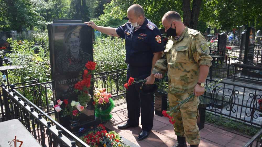 В Брянске сотрудники Росгвардии почтили память боевых товарищей
