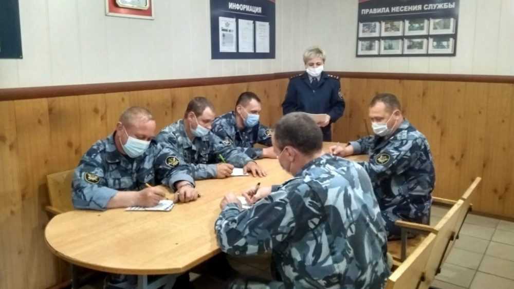 В Брянской области психологи проверили несущих службу с оружием сотрудников ФСИН
