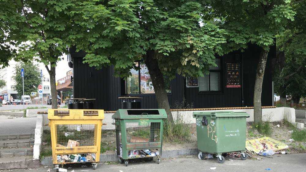 В Брянске черное кафе с бочками засыпали мусором цивилизации