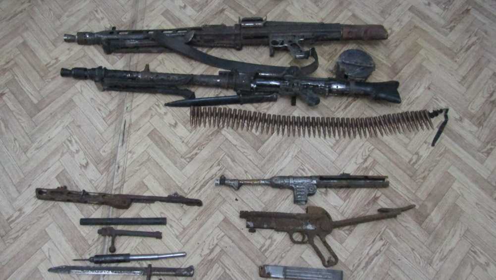 В Брянске двоих мужчин осудят за 8 пистолетов, пулемёт и 4 ножа