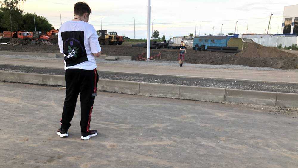 Брянские дети за неимением спортплощадок во дворах стали играть на дороге